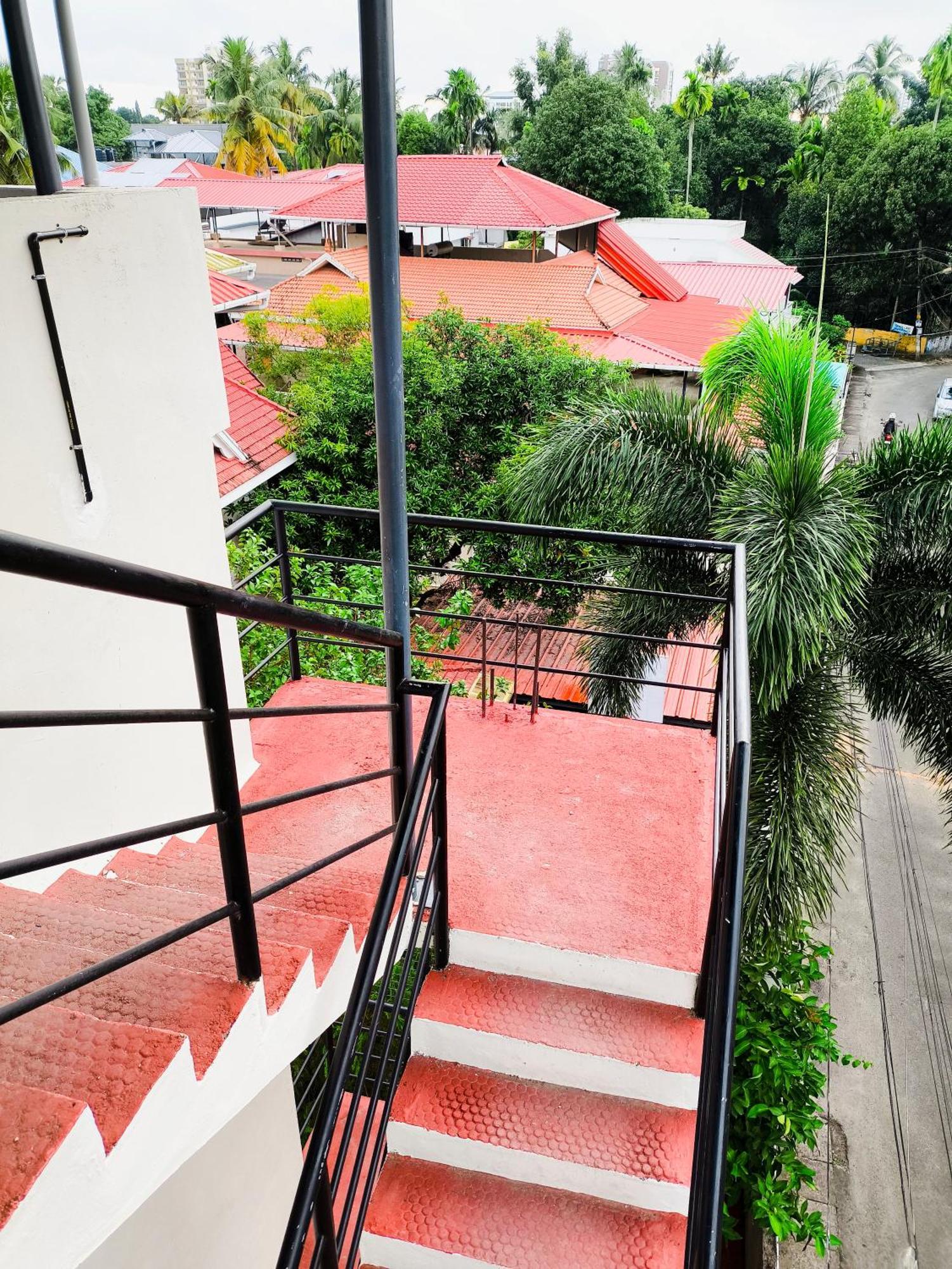 Hostel Stayzo Kochi Bagian luar foto